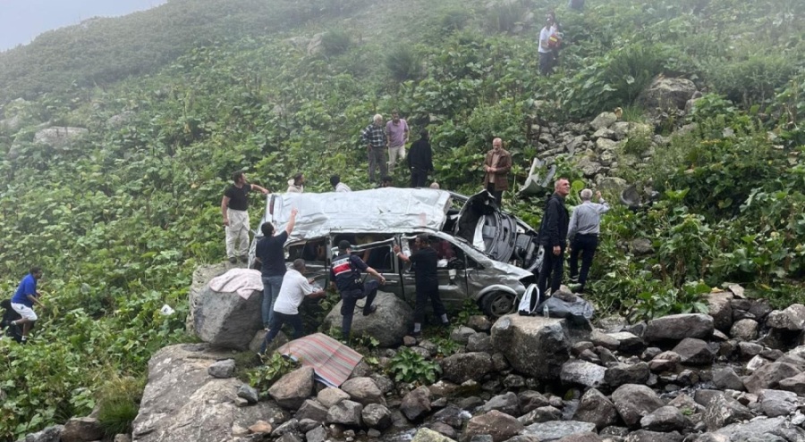 Arap turistleri taşıyan minibüs dere yatağına yuvarlandı