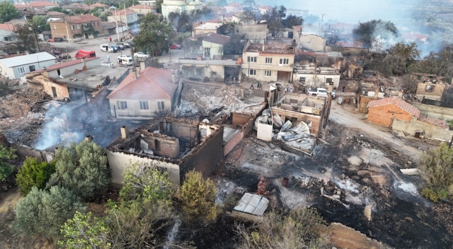Çanakkale'de boşaltıldıktan sonra alevlere teslim olan köy böyle görüntülendi