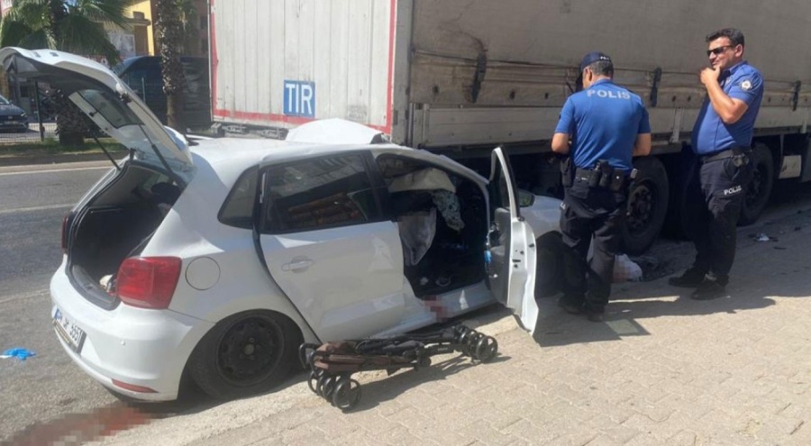 Otomobil, park halindeki tıra çarptı: 4 yaralı