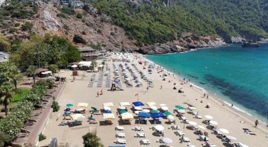 Alanya'da sıcak hava nedeniyle plajlar doldu
