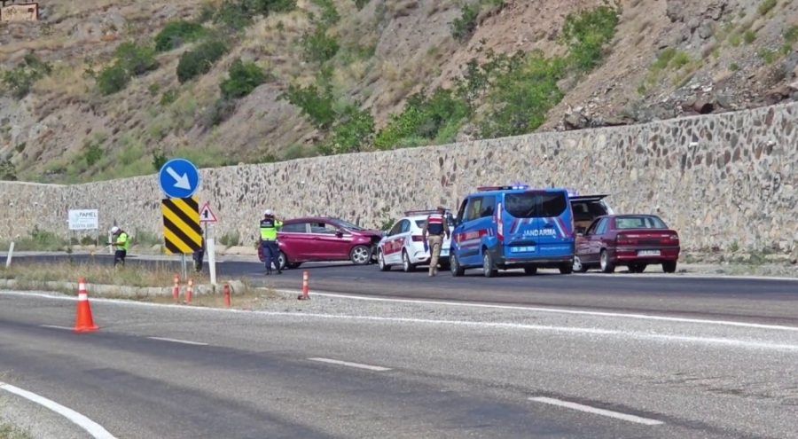 Direksiyon hakimiyetini kaybeden sürücü duvara çarptı