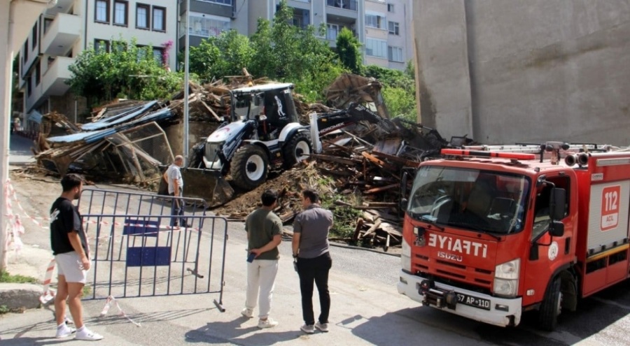 3 katlı tarihi metruk bina çöktü!