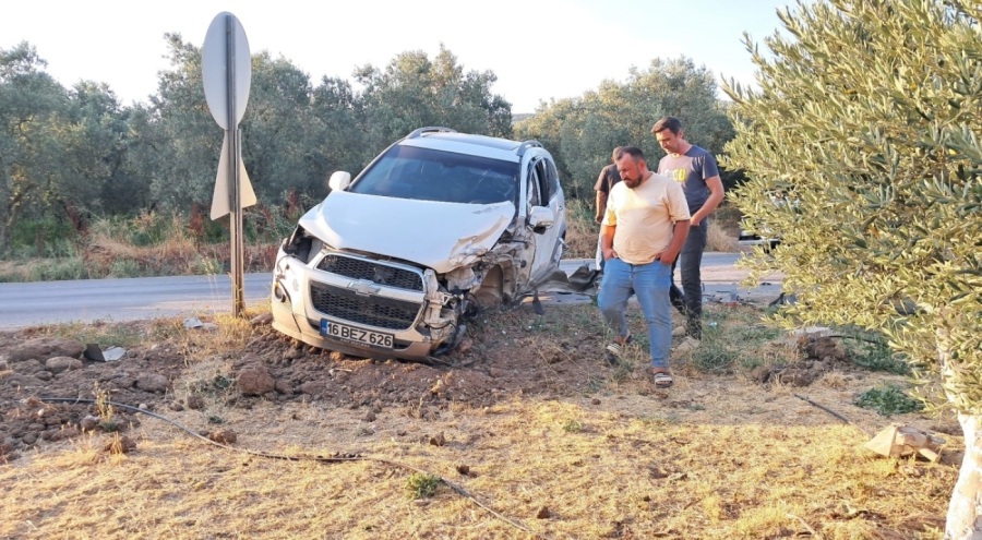 Bursa'da kaza! 3 araç birbirine girdi