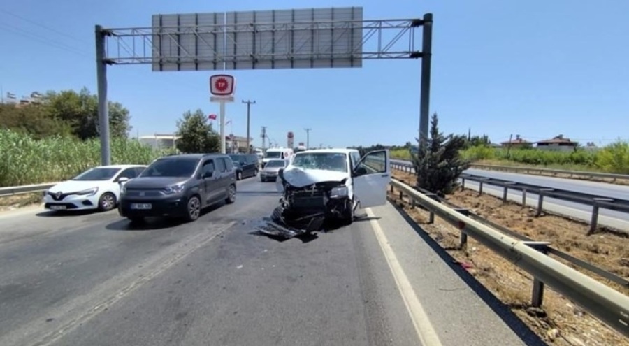 Tur minibüsü ile otobüs çarpıştı: Altı yaralı