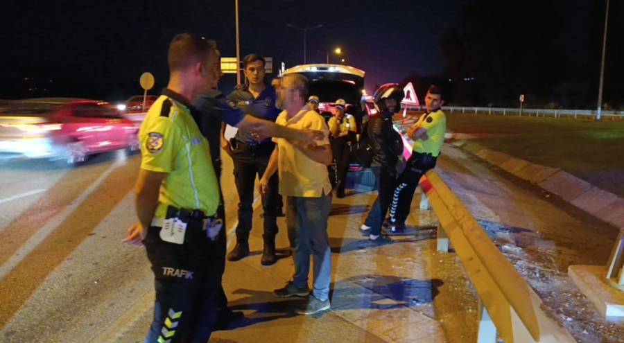 Bursa'da bariyerlere çarpan sürücü trafik ekiplerine zor anlar yaşattı