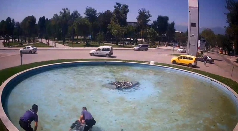 Bursa'da alkollü kişi süs havuzuna düştü