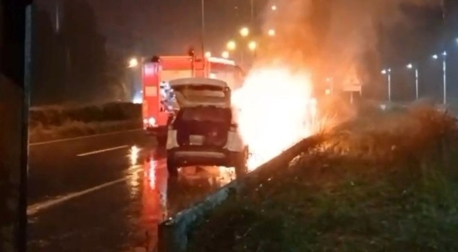 Seyir halindeki araç yanmaya başladı