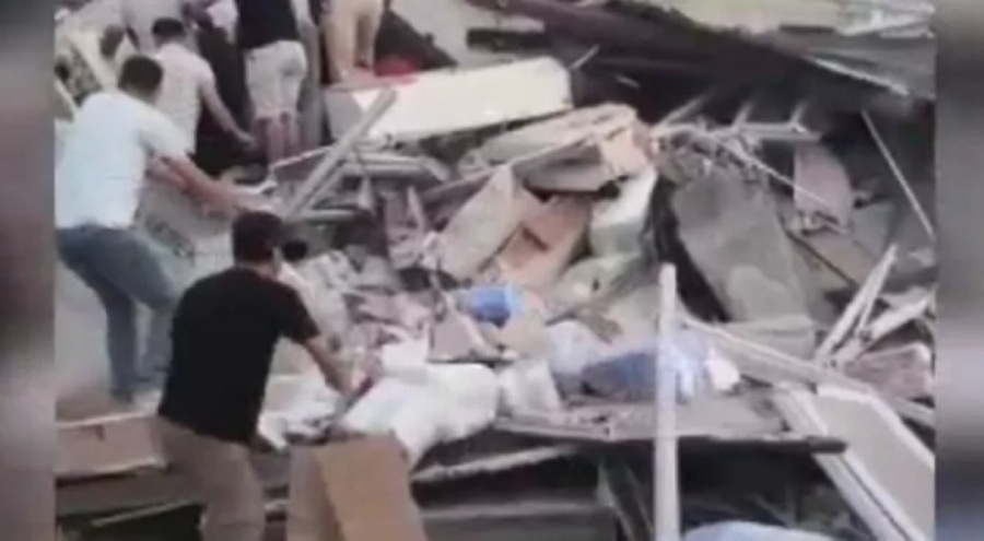 Balıkesir'de deprem! Bir kadın yıkılan binanın enkazından böyle kurtarıldı