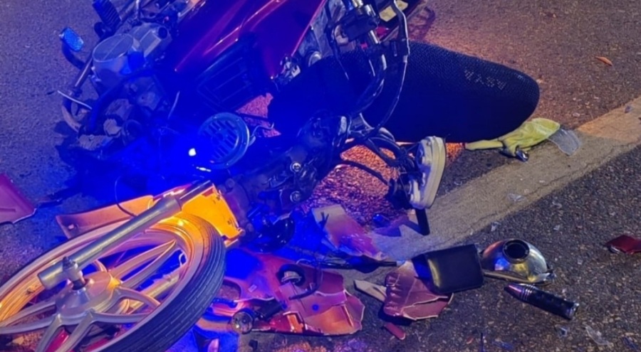 Kamyonete çarpan motosiklet sürücüsü öldü