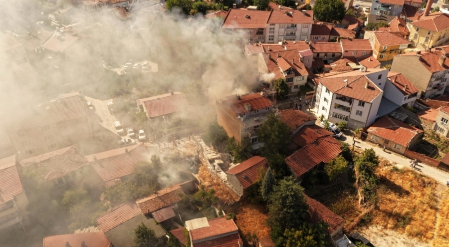 Müstakil evde çıkan yangın ekipler tarafından söndürüldü