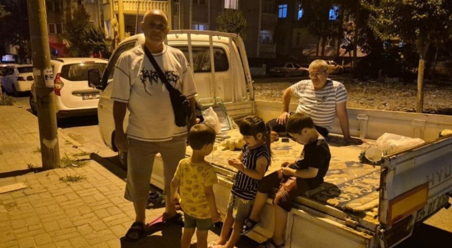 İstanbul Avcılar'da kamyonet kasasında deprem nöbeti