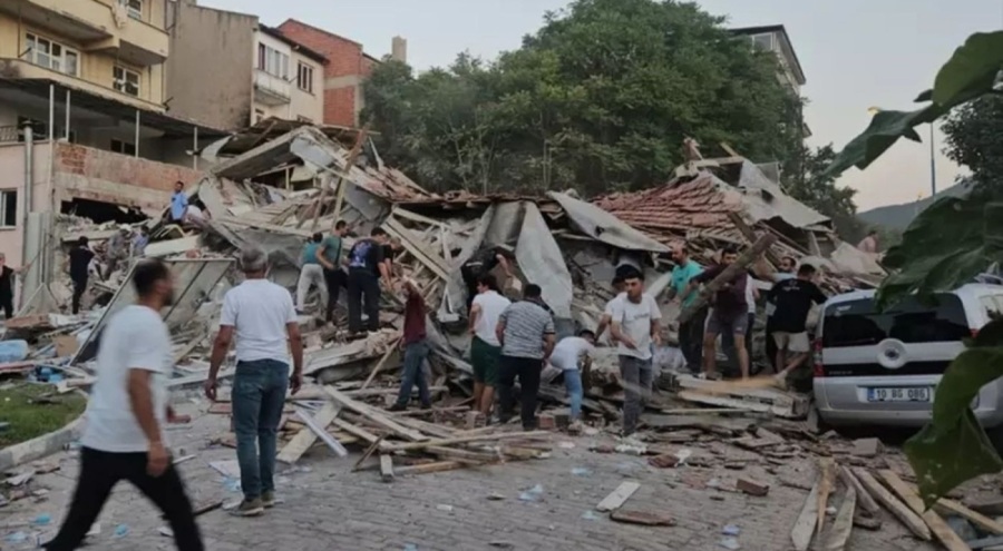 Depremde yıkılan binanın kolonlarının kesildiği iddia edildi