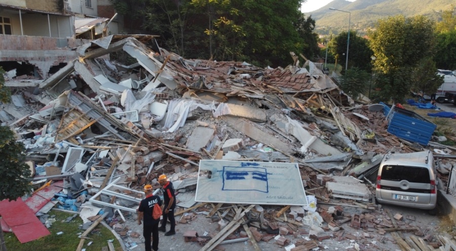 Sındırgı depreminde çöken bina sabahın ilk ışıkları ile havadan görüntülendi