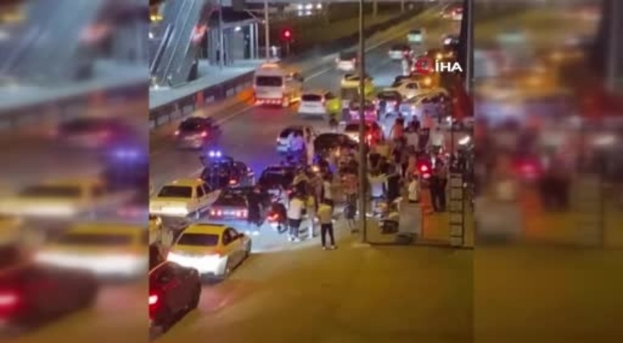 Bursa'da asker eğlencesi için trafiği kesip oyun havası oynadılar