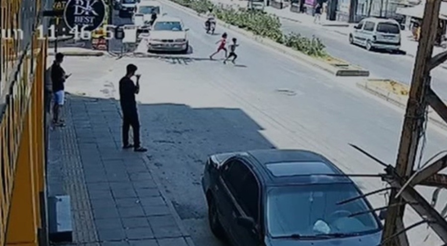 Motosikletin çarptığı 2 küçük kardeşten biri öldü