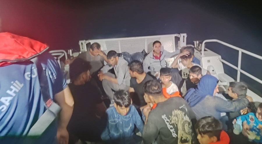 Çanakkale'nin Ayvacık ilçesi açıklarında 18'i çocuk 32 düzensiz göçmen yakalandı