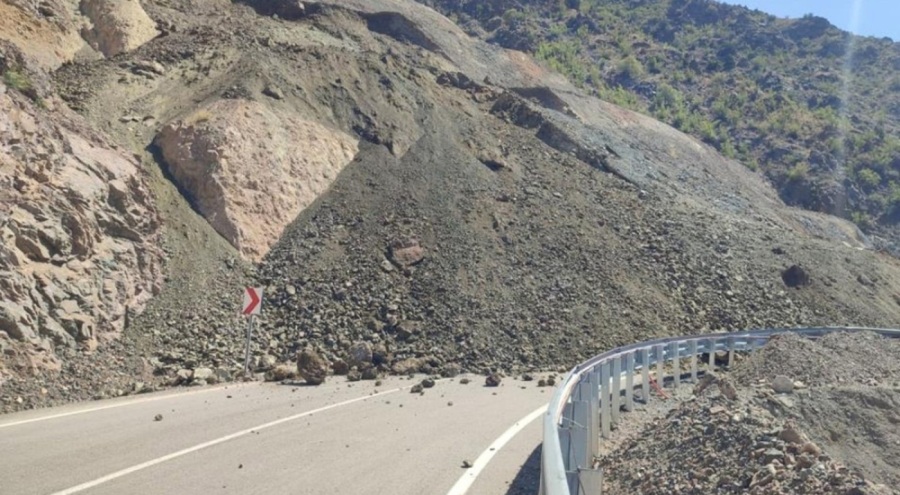 Artvin'de heyelan! İki kara yolu ulaşıma kapandı