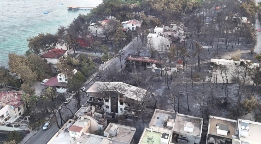 Çanakkale'de yanan villalar sabahın erken saatlerinde görüntülendi