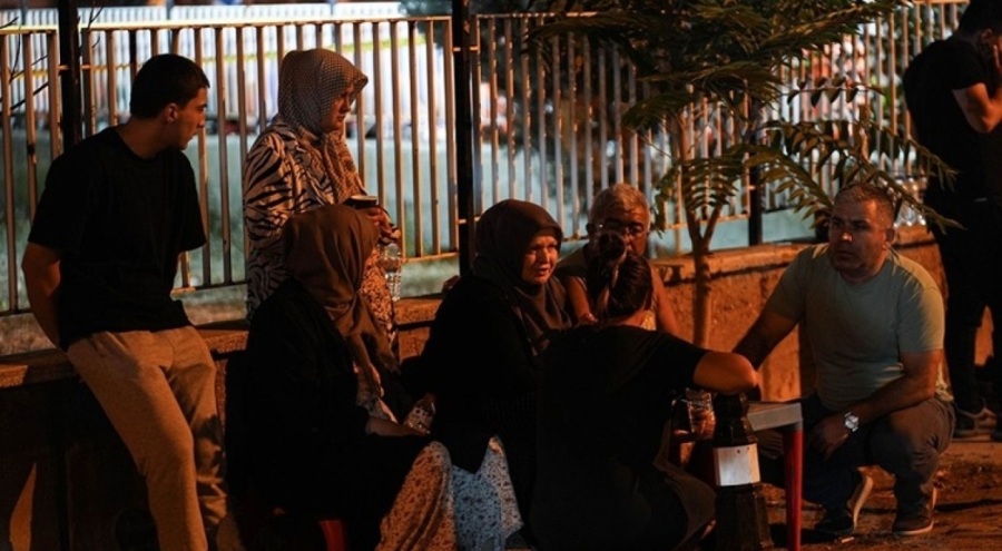 Sındırgı'da vatandaşlar ikinci geceyi de dışarıda geçirdi