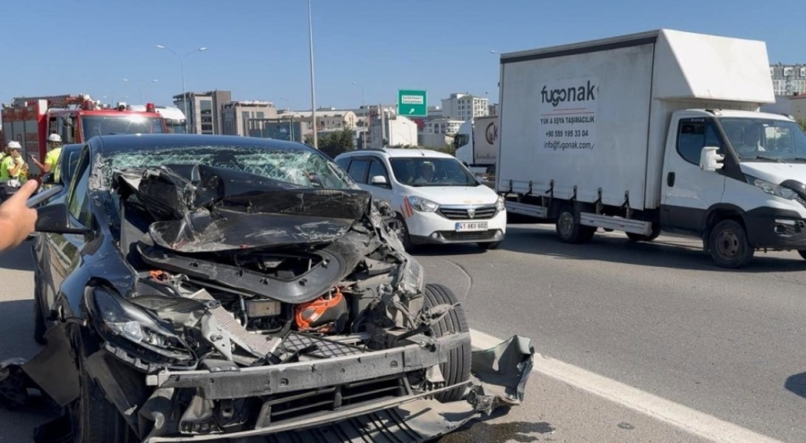 Tıra çarpan Tesla hurdaya döndü