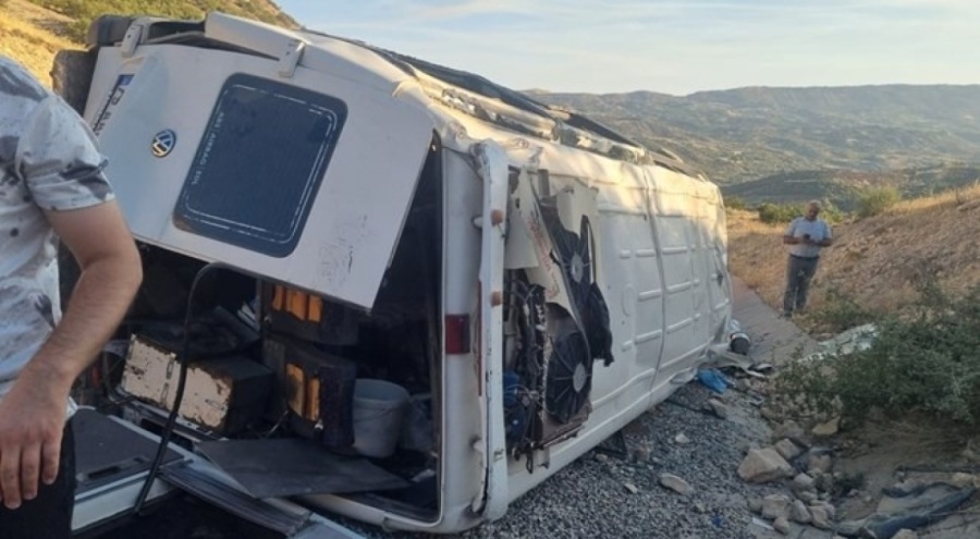Tarım işçilerini taşıyan minibüs devrildi: 19 yaralı
