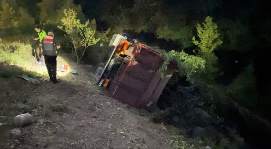 Bursa'da kontrolden çıkan kamyon şarampole yuvarlandı: 3 yaralı