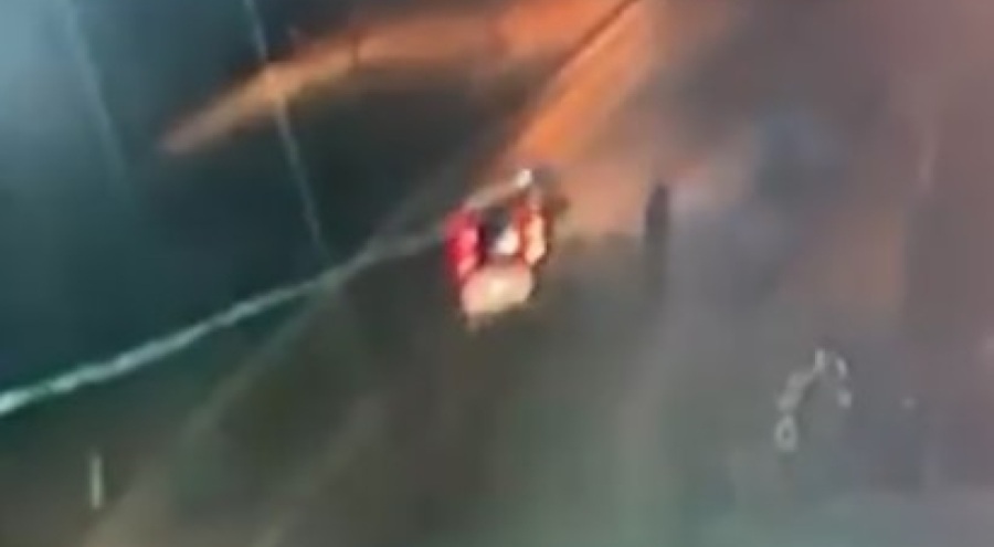 Bursa'da yolun karşısına geçmek isterken otomobilin altında can verdi