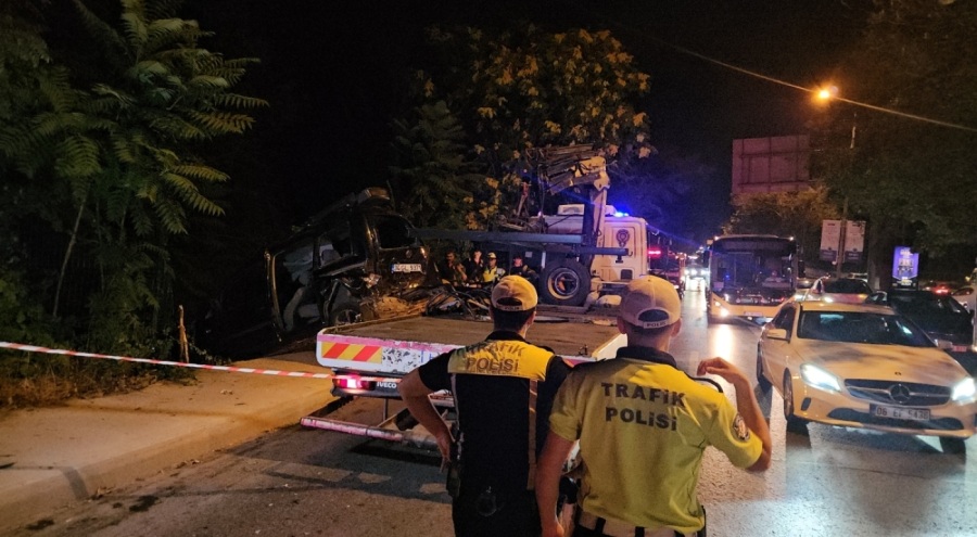 Makas atan sürücü 2 araca çarptı: 3 yaralı