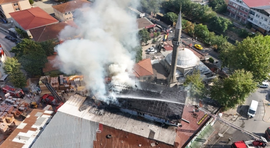 3 katlı binanın çatısında korkutan yangın