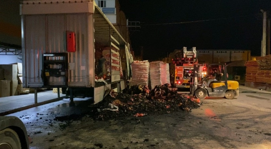 Bursa'da mangal kömürü yüklü tır alev alev yandı