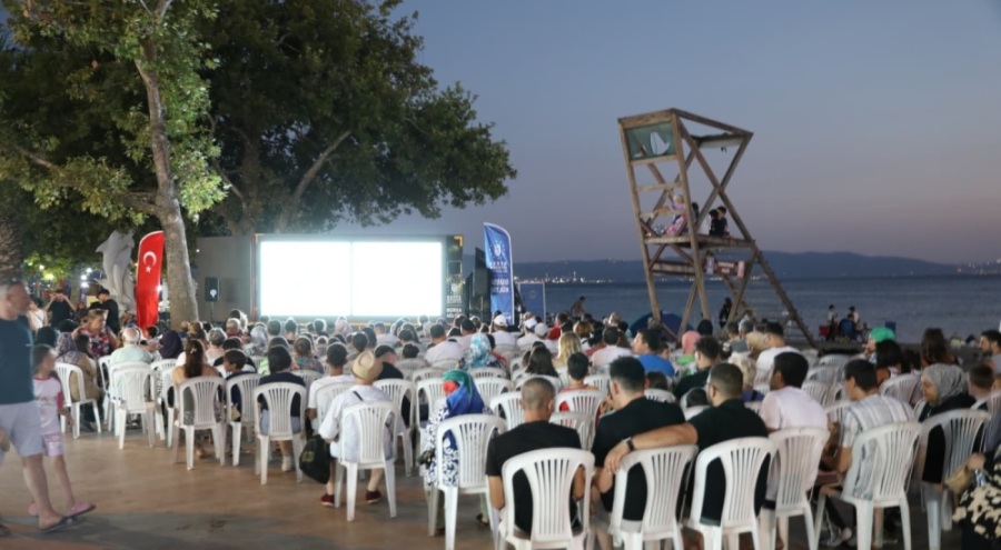 Bursalılar açık havada sinema keyfinin tadını çıkarttı