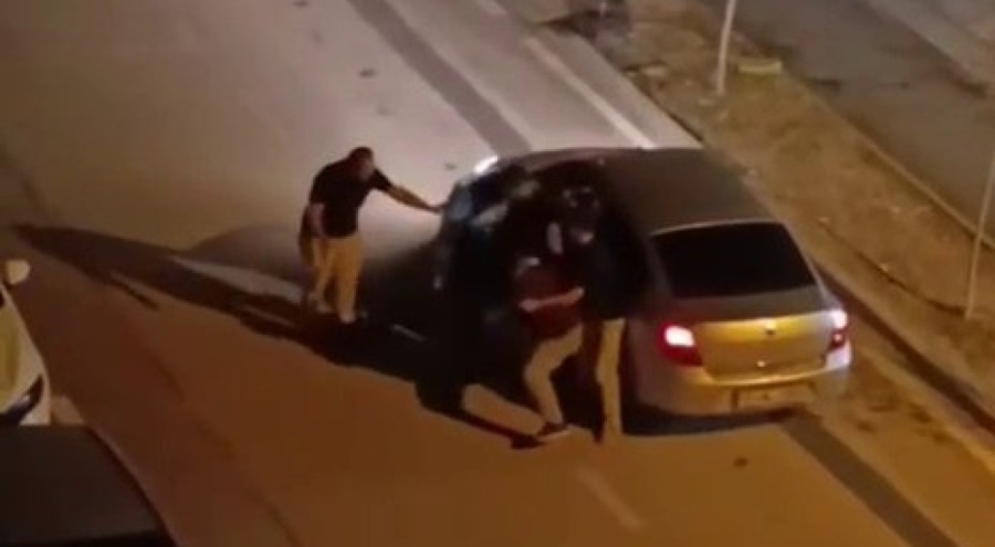 Bursa'da cadde boks ringine döndü!  Yolunu kestikleri sürücüyü araçta darp ettiler