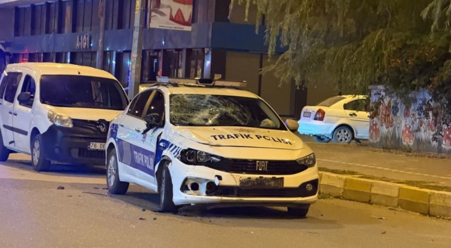 Polis aracı ile motosiklet çarpıştı: İki ağır yaralı