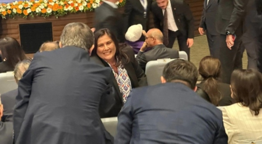 Özlem Çerçioğlu'ndan AK Parti saflarında ilk fotoğraf