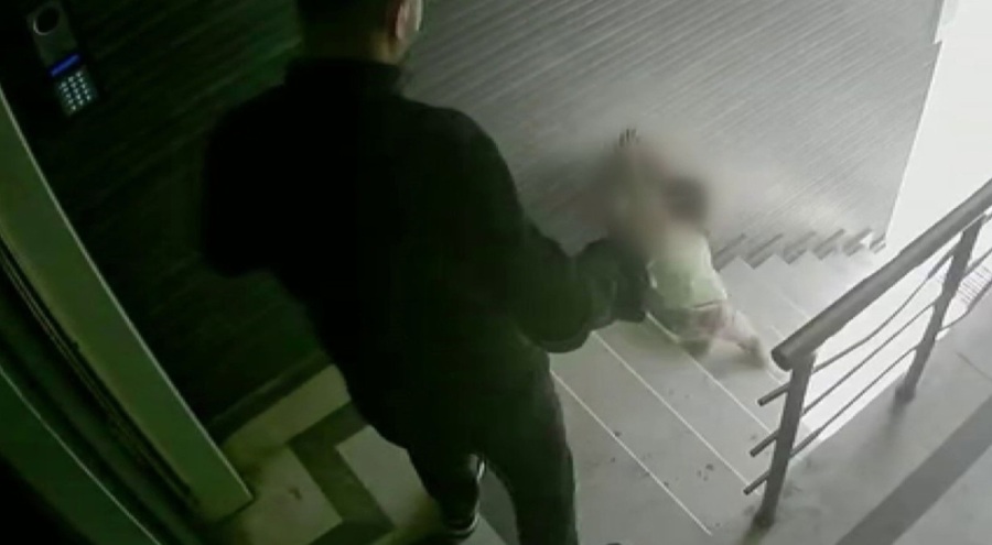 3 yaşındaki kızını tekme atarak merdivenlerden yuvarlayan cani baba, tahliye edildi