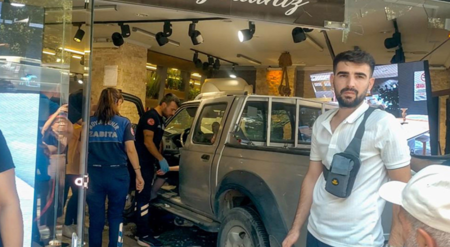 Tansiyonu düşen sürücü mağazaya daldı