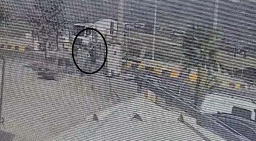 Motosikletin çarptığı yaya metrelerce havaya uçtu
