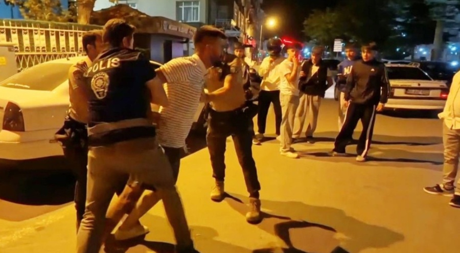 Erkek arkadaşından kaçan genç kadın kendini köprüden atmak istedi