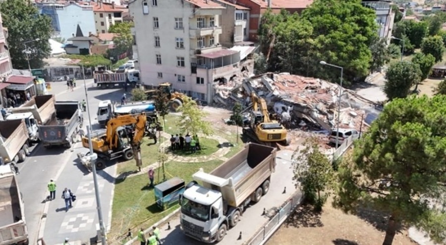 Sındırgı'dan son rapor: 831 yapı ağır hasarlı ya da yıkık