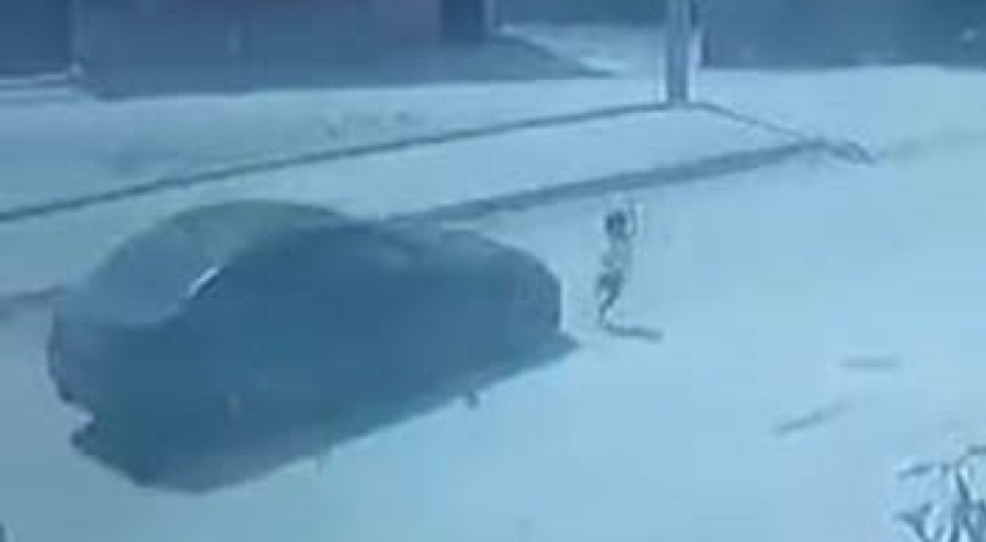 Bursa'da caddeye koşarak çıkan çocuğa otomobil çarptı
