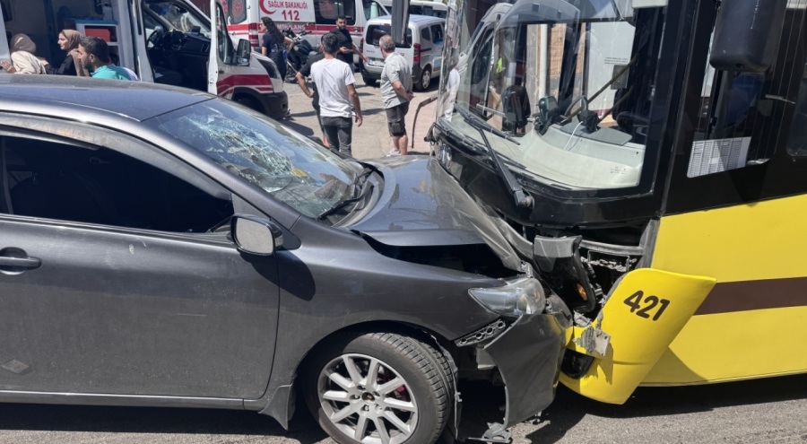Bursa'da yolcu otobüsü ile otomobil çarpıştı!