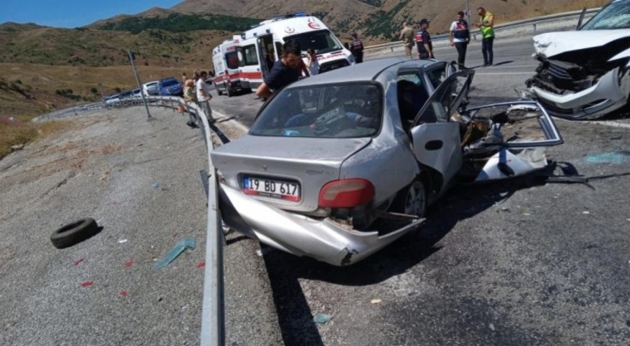 Erzincan'da feci kaza: 3 ölü, 6 yaralı