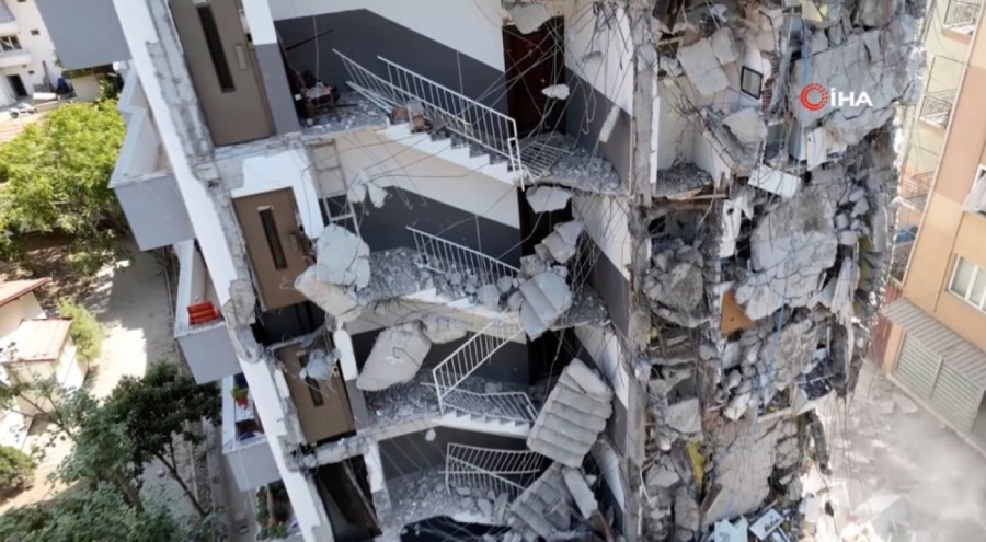 Sındırgı'da deprem sonrası hasarlı binaların yıkımına başlandı