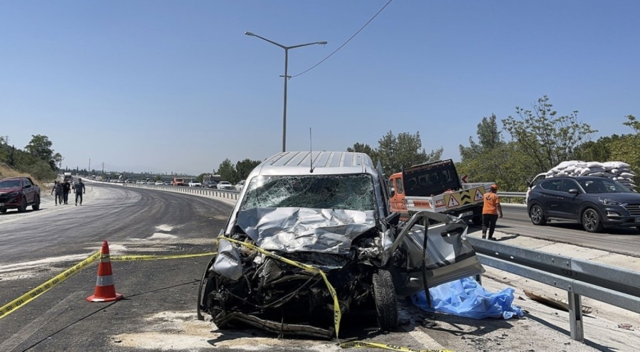 Panelvan ile hafif ticari araç çarpıştı: 3 ölü