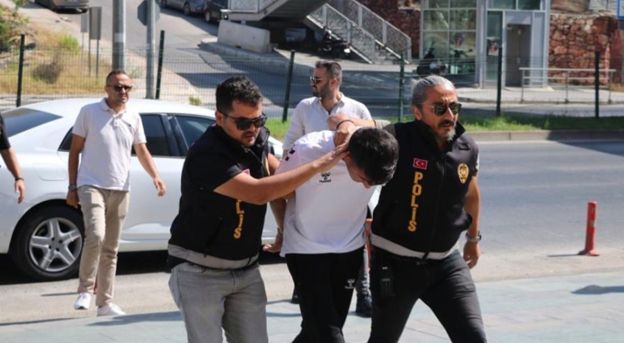 Emlakçıyı arayıp kiraladığı evde cinayet işlediğini söyleyen zanlı tutuklandı