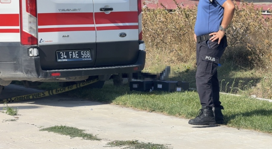 Yol kenarında erkek cesedi bulundu
