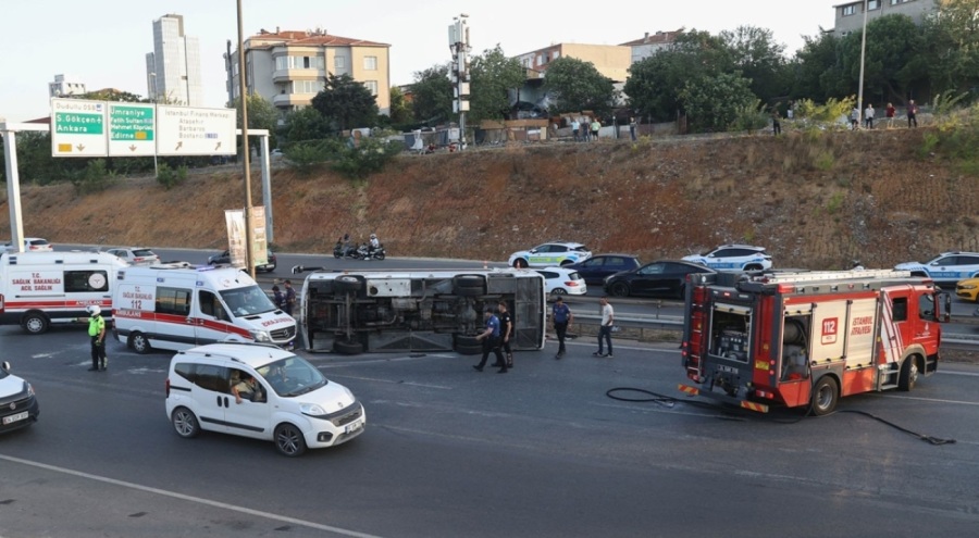 Ümraniye TEM Otoyolu'nda servis aracı devrildi