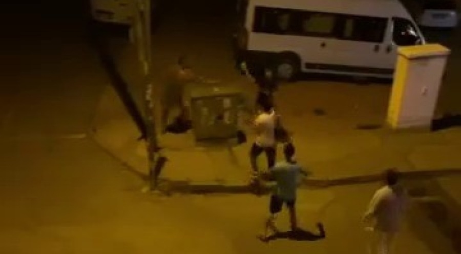 Bursa'da kaldırım taşlı kavga anı kameraya yansıdı