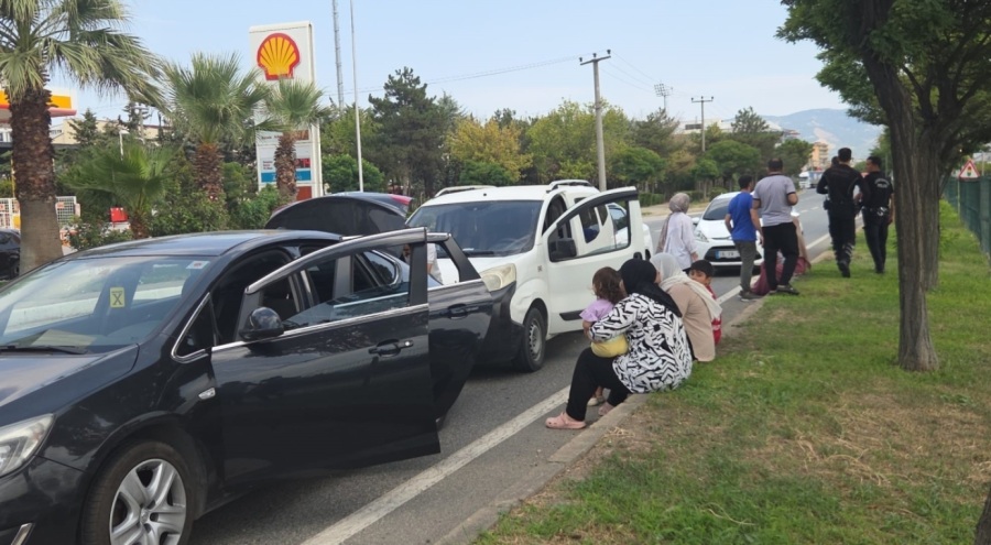Bursa'da 3 otomobil bir birine girdi, 1 bebek ve çocuk yaralandı