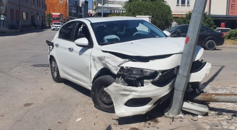 Bursa'da  otomobil ile hafif ticari araç çarpıştı